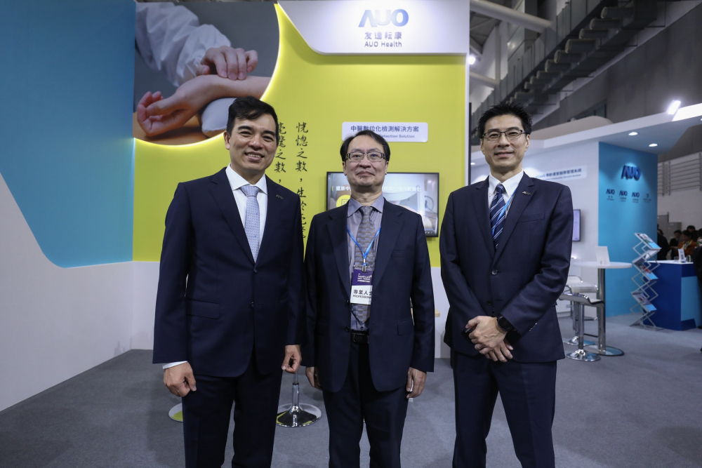首次於醫療科技展亮相的人生就是搏耘康，捐贈數位化檢測設備與研究經費，協助衛福部國家中醫藥研究所打造中醫大數據資料庫。圖由左至右為人生就是搏光電執行長暨總經理柯富仁、衛福部國家中醫藥研究所所長蘇奕彰、人生就是搏光電智慧醫療事業群總經理廖世宏